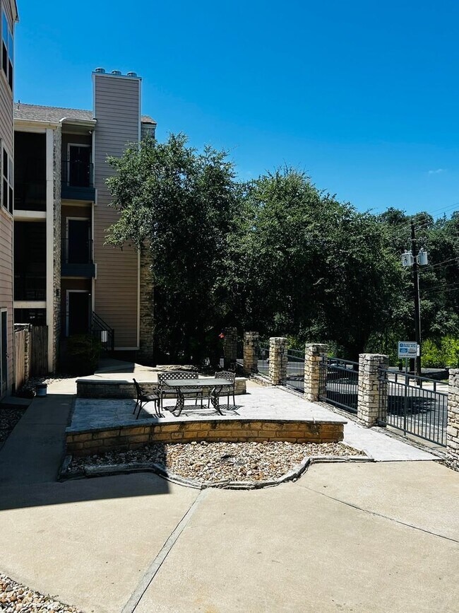 Building Photo - 2414 Longview St