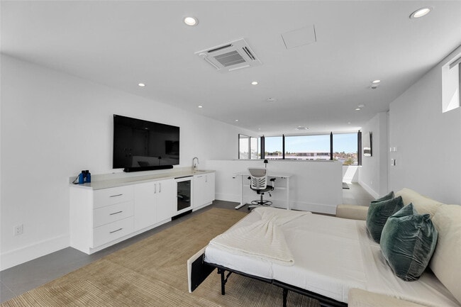 Building Photo - 1730 SE 13th St