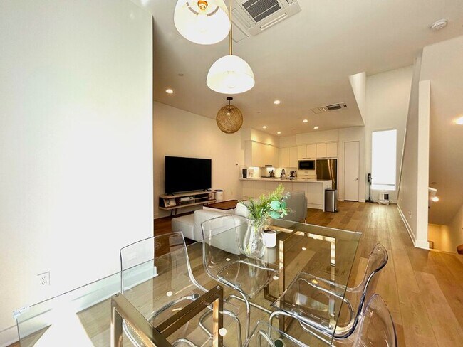 Building Photo - 10917 1/2 Otsego St