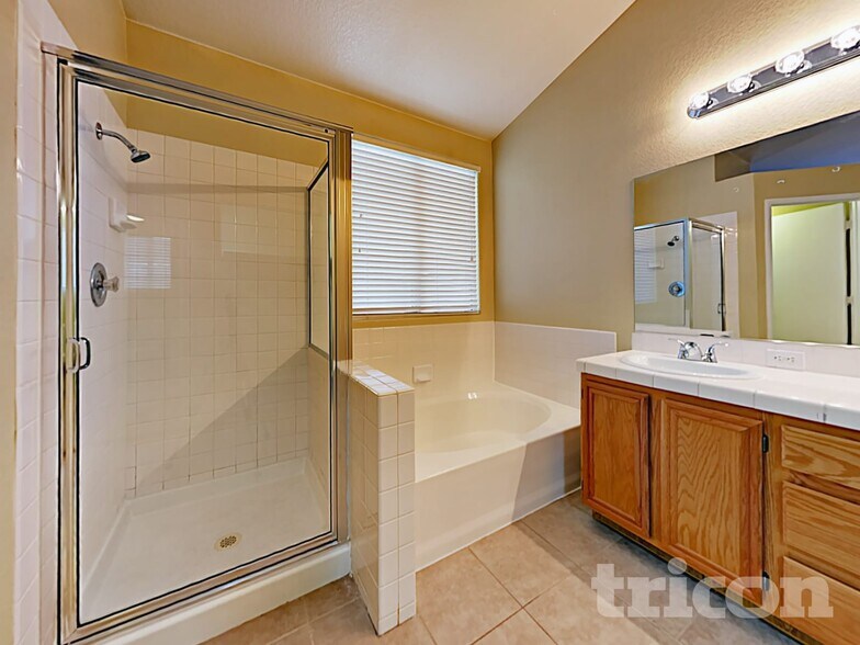 Building Photo - 610 Largo Azul Ave