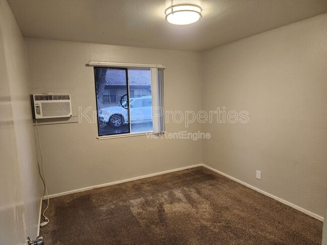 Building Photo - 2052 Red Robin Ln