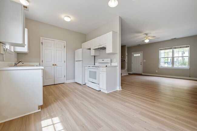 Building Photo - Available Early June! Renovated 3 bedroom 2.5 bath End Unit in NE Raleigh