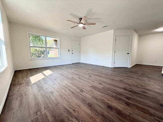 Building Photo - ***5905 B Sara Street***