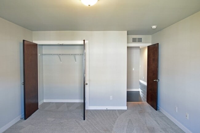 Building Photo - 3 Bedroom, 2 1/2 Bath, Townhouse w/ 2-Car Garage by Stoney Creek, Shelby Township