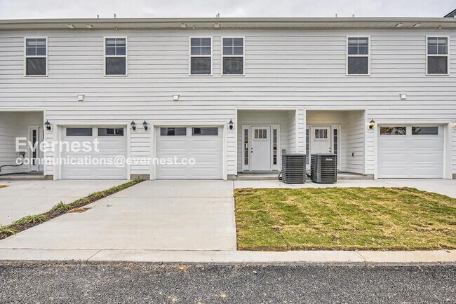 Building Photo - 3 Bed/2.5 Bath Townhome with Garage / Pet-Friendly / Available Now!