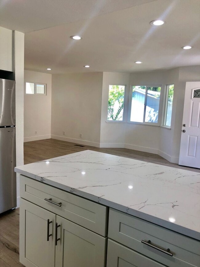 Building Photo - 3BD Townhome in Windsor | Private Yard + Garage | Walk to Shops + Wine Country