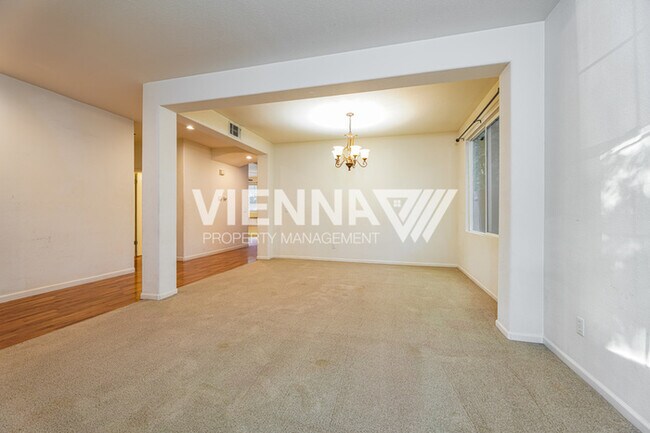 Building Photo - Spacious 4 Bedroom Home in Desirable Neighborhood