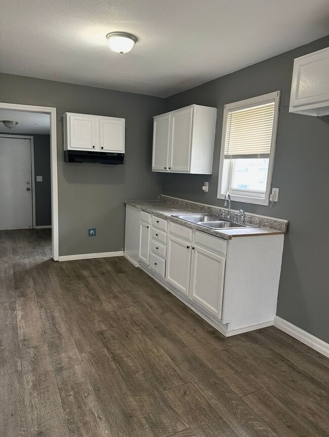 Building Photo - This is a 3bedroom 1 Full bathroom house which has a spacious living room, dining room and full k...