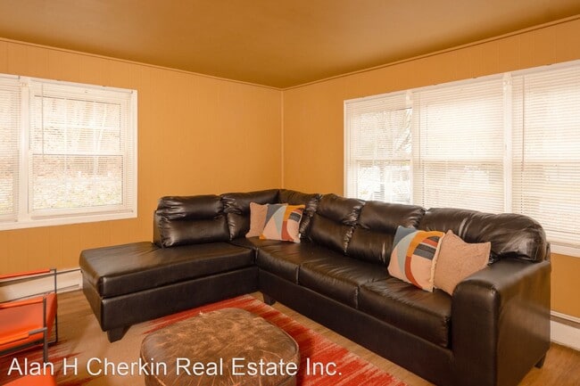 Building Photo - 3 br, 1 bath House - 4 East Miller Road