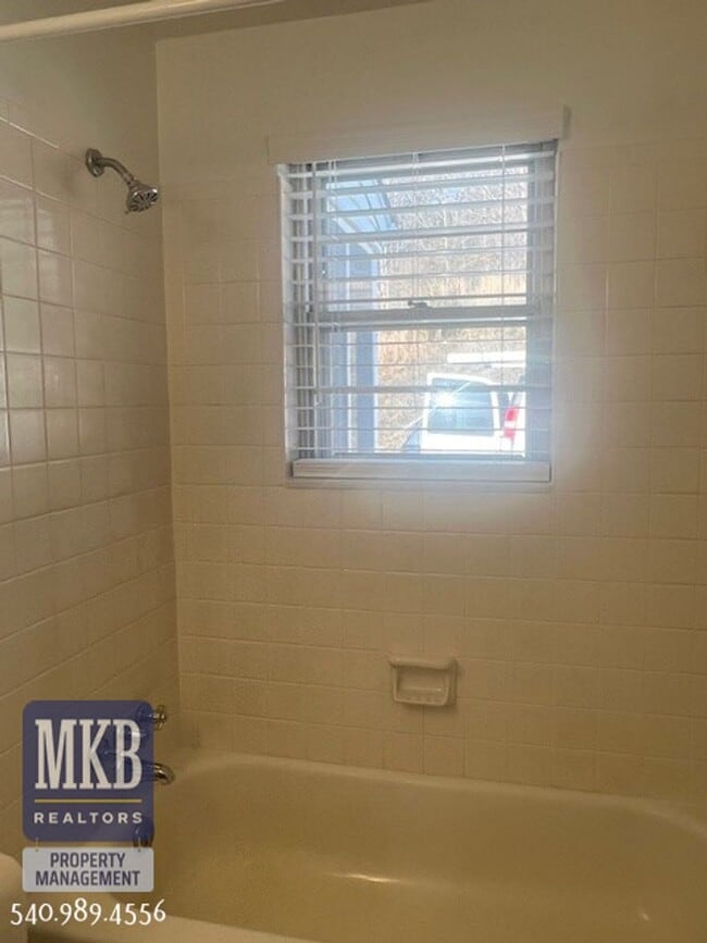 Building Photo - 6221 Shady Acres Dr