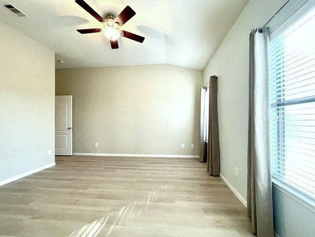 Building Photo - 622 W Newport Bend