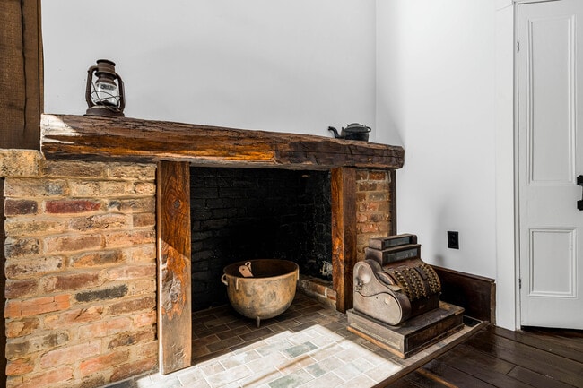 Building Photo - 120 S Cherokee St