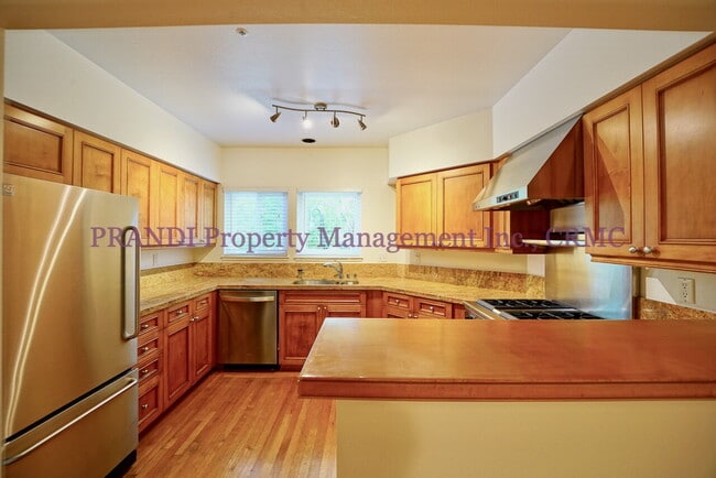 Building Photo - Modern Ground Floor Condo with 2 Car Garage!