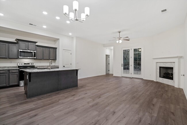 Building Photo - 300 Maple St