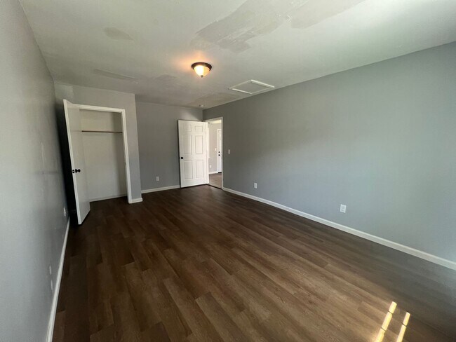 Building Photo - 4 bedroom 1 bathroom home in University Manor