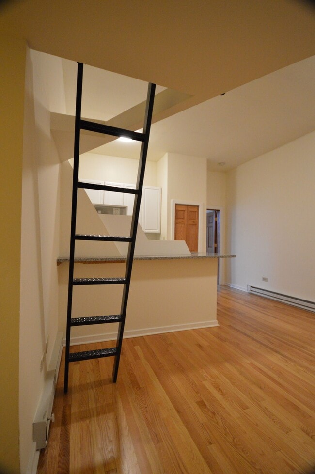 Building Photo - 611 W Briar