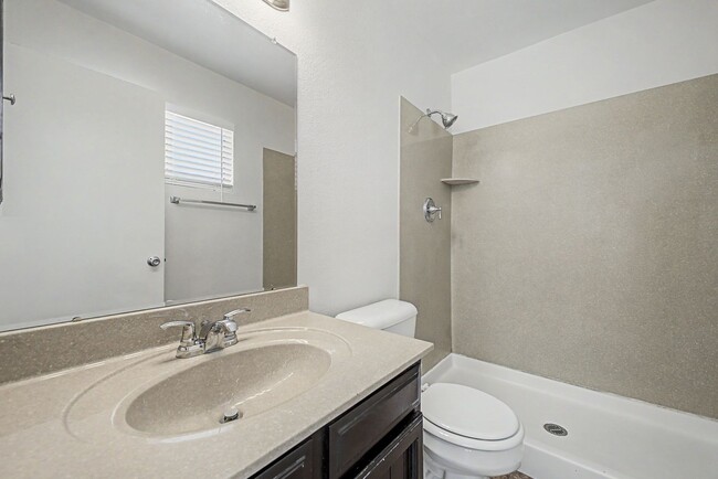 Building Photo - Beautiful 3 Bedroom Home with Large Grass Yard