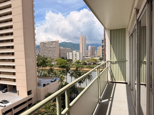 Building Photo - Bright Updated 1 bedroom with covered parking. ALL utilities included