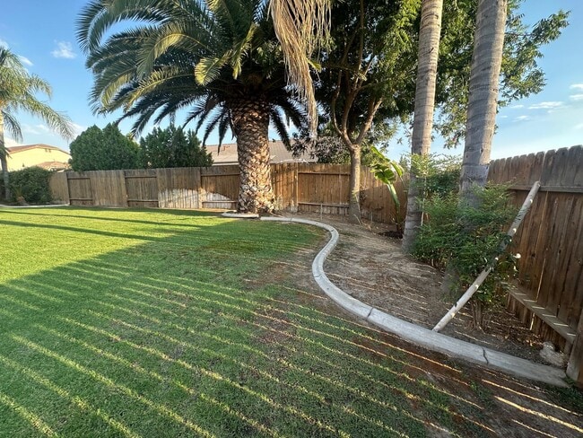 Building Photo - Southwest 4 bedroom