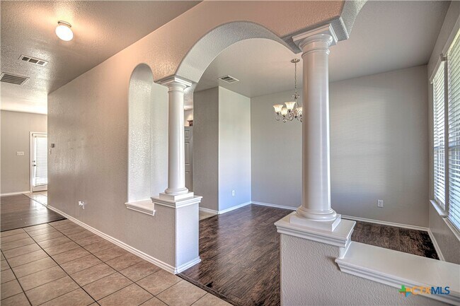 Building Photo - 1011 Sugar Brook Dr