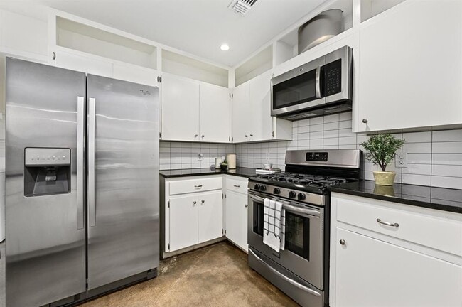 Building Photo - 2000 Meadowridge Dr