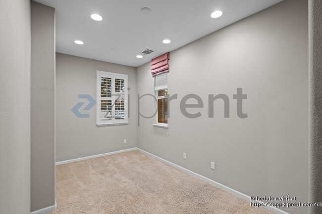 Building Photo - 137 Burbank St