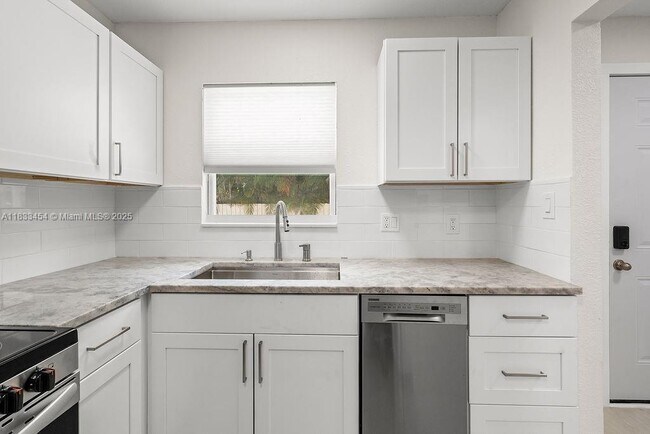 Building Photo - 2305 Tamarind Dr