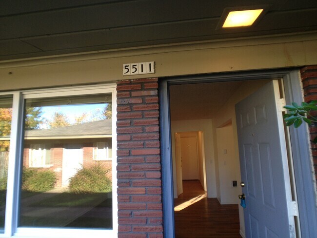 Building Photo - Lower 1bed, bike storage, great location, all dogs welcome!