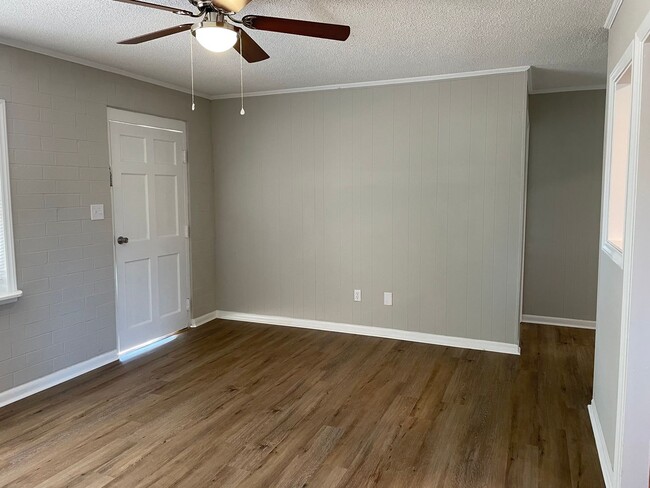 Building Photo - Two Bedroom Duplex in Lincolnton