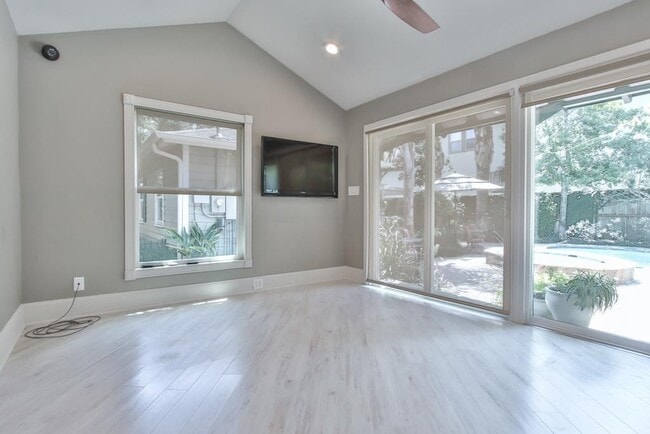 Building Photo - 4614 Maple St