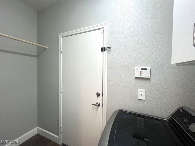 Building Photo - 6316 Silver Edge St