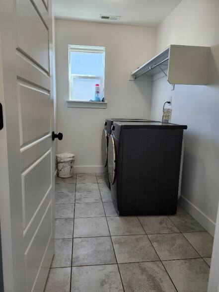 Building Photo - 99 N Lasalle Dr