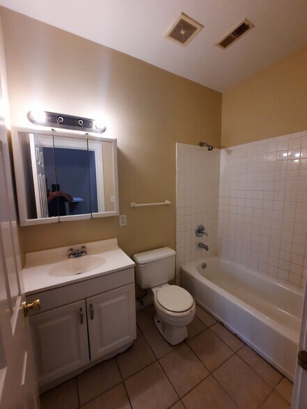 Full Bath - 5301 Mansfield Ct