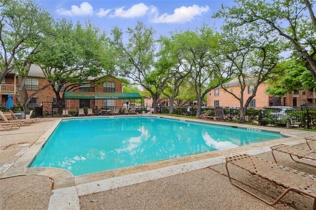 Building Photo - 2255 Braeswood Park Dr