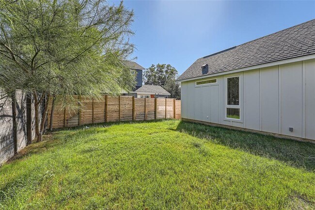 Building Photo - 1707 Perez St