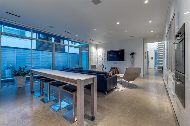 Building Photo - 2300 N Carroll Ave