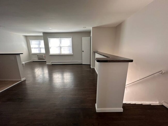 Building Photo - 581 Patten Ave