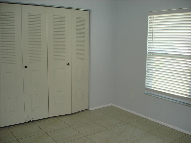 Building Photo - 10761 Lazy Lake Dr