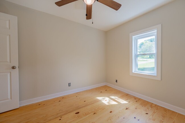 Building Photo - Charming updated 2 bedroom 1 bath home in ...