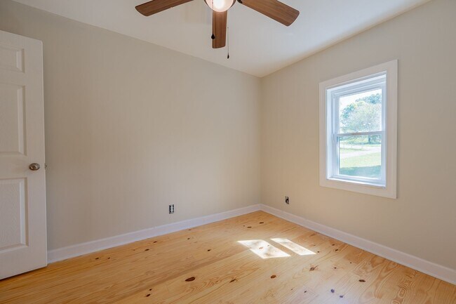 Building Photo - Charming updated 2 bedroom 1 bath home in Narrows VA
