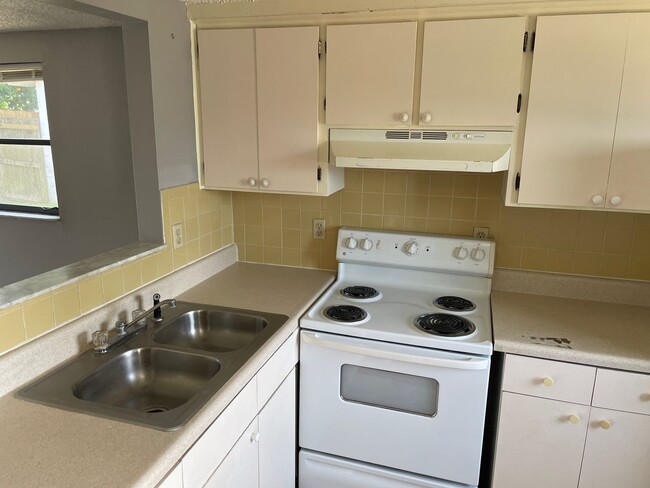 Building Photo - 2/1 in New Port Richey