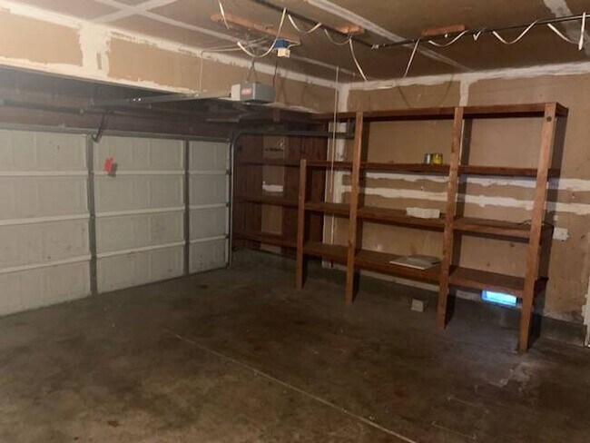 Building Photo - Great Home in H Section of Rohnert Park ~ 5 bedrooms and 2 bathrooms ~ Co Signers are Accepted