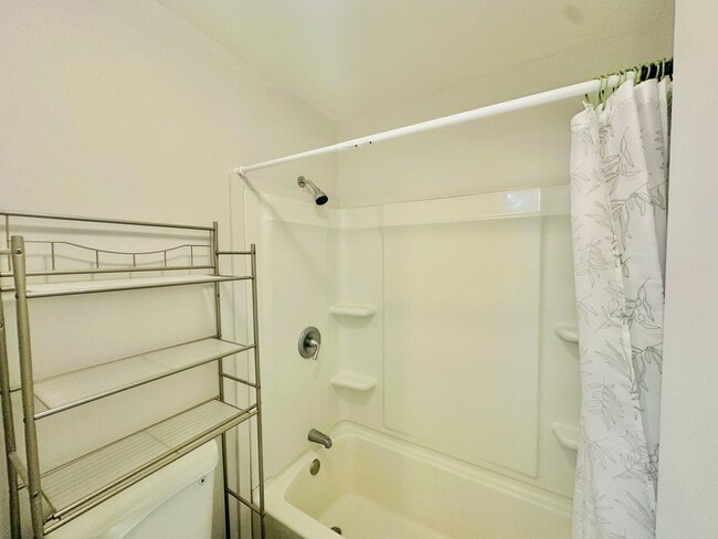 Building Photo - Newly Renovated 4BR/2BA Near UF - Resort-S...