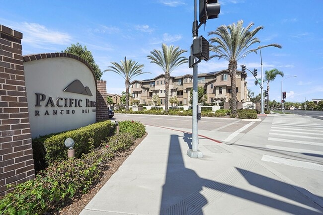 Building Photo - Beautiful TownHome in Pacific Ridge Rancho...