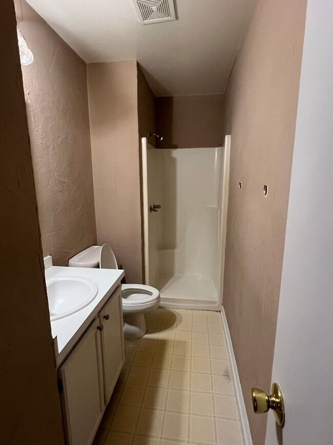 Building Photo - 3 bedroom, 2 bath House