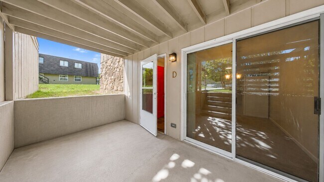Building Photo - Spacious and charming! Conveniently located 2 bedroom, 1 bathroom