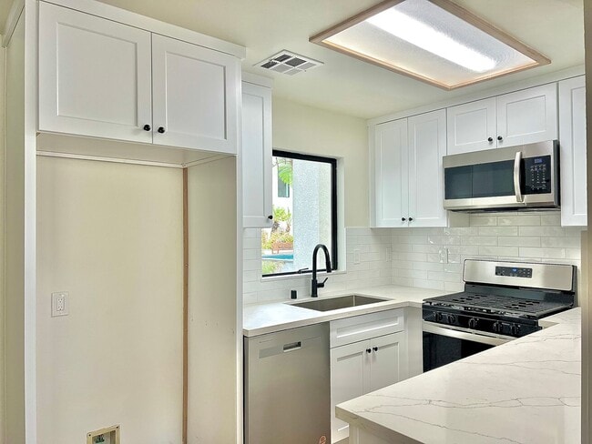 Building Photo - Updated 2-Bedroom 3 Bathroom Pasadena Town...