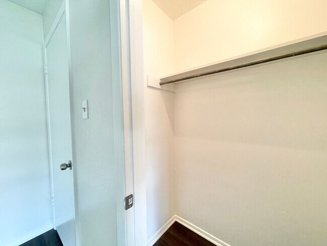 Building Photo - Gorgeous 3/2 recently renovated in homey neighborhood