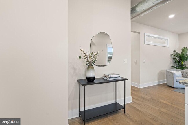 Building Photo - 30 W Broad St