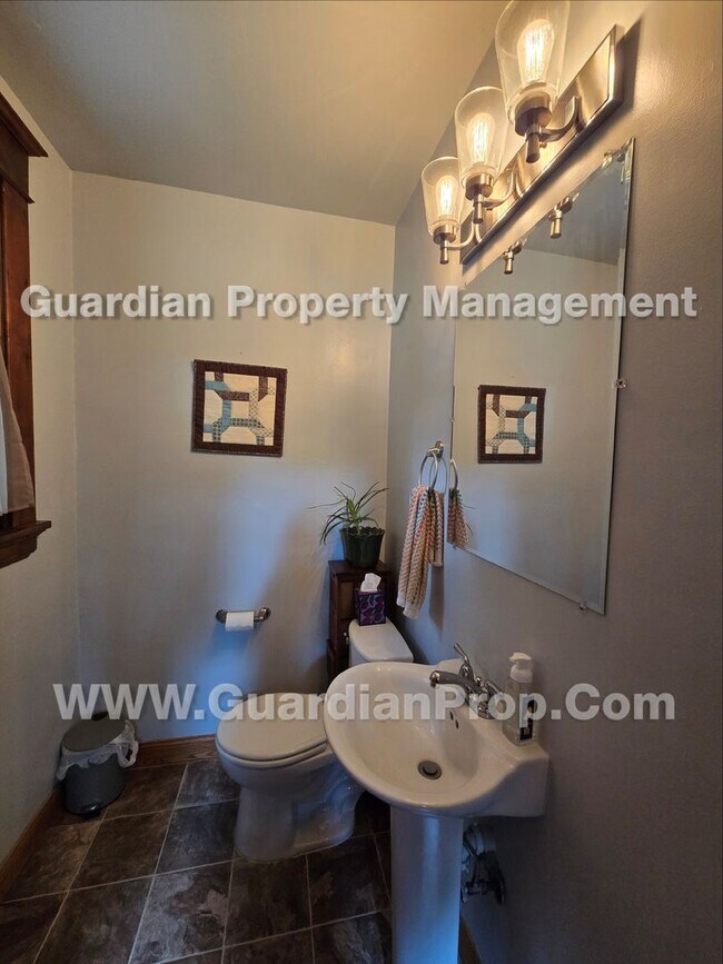 Building Photo - House Available Sep 1st, Move in special for Sep move-in! Updated Kitchen & Baths, Large Fenced Y...